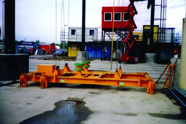 Container Spreader with Quadruple Reeving